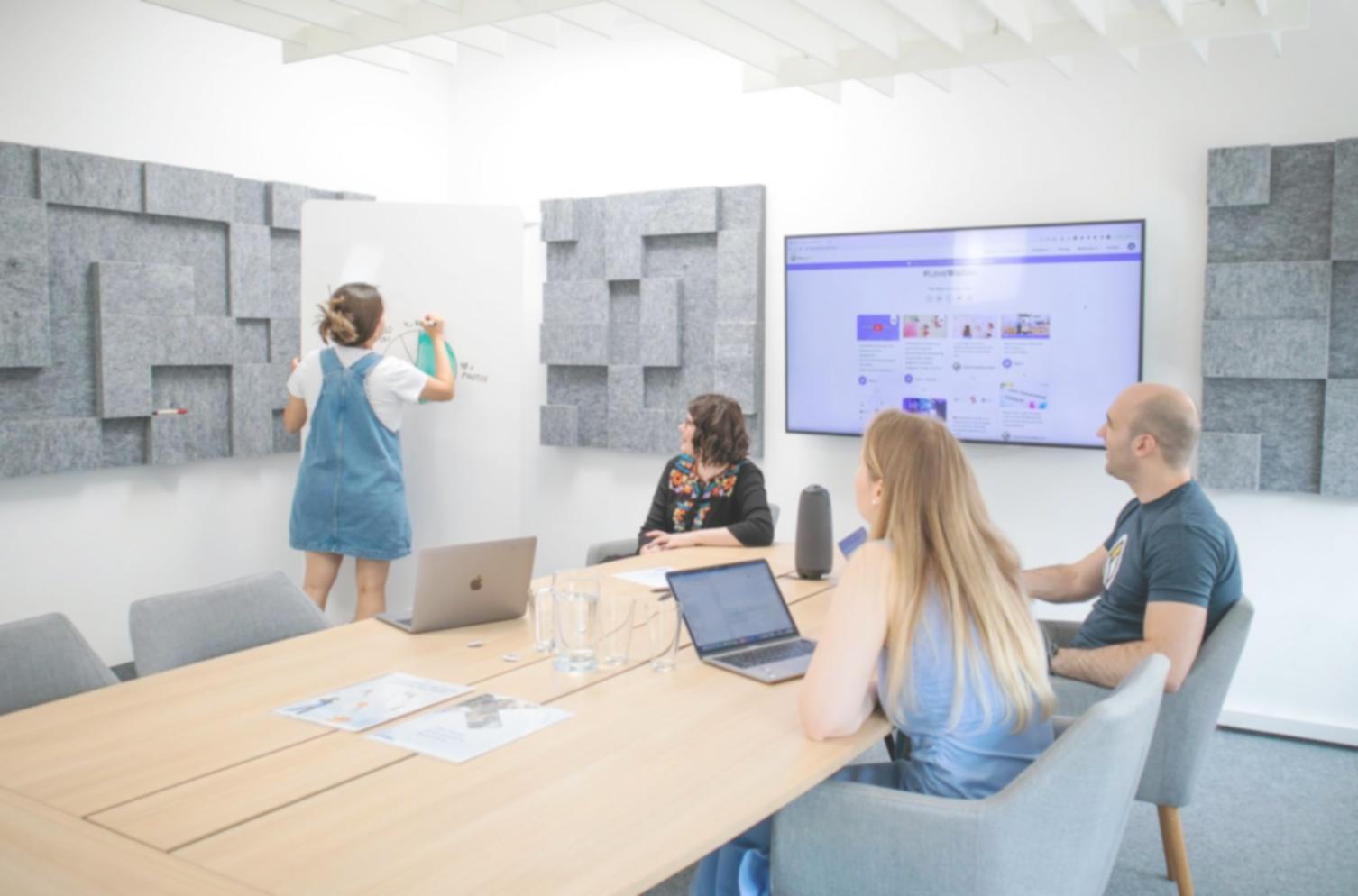 Equipo de seravonexiq trabajando en estrategias de diversificación empresarial