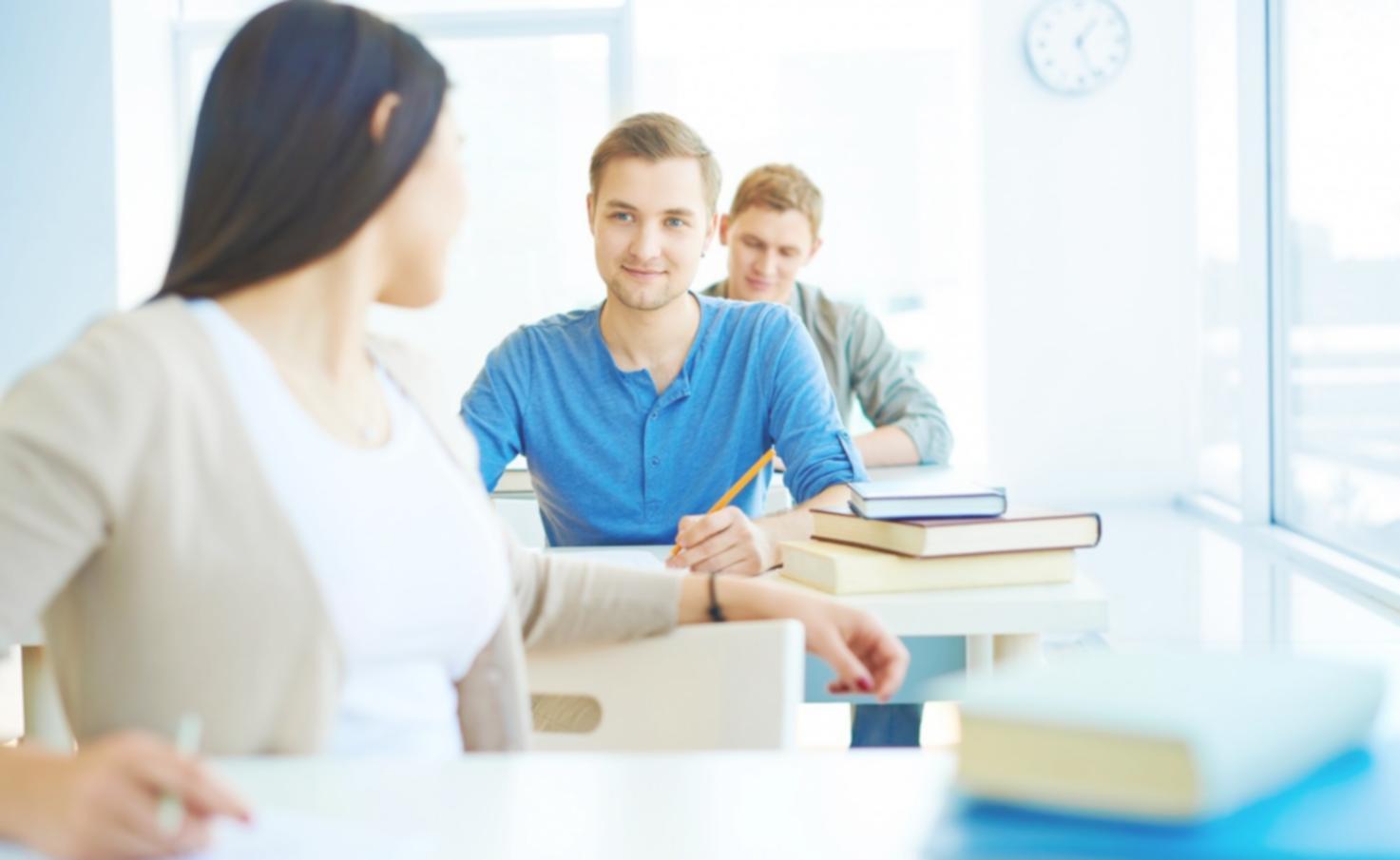 Sesión de trabajo con análisis financiero y planificación estratégica de diversificación empresarial